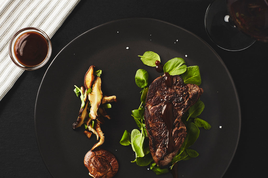 Filet de boeuf, sauce vin rouge au Sirop d’érable La Mirablière poêlée de shiitake, cresson