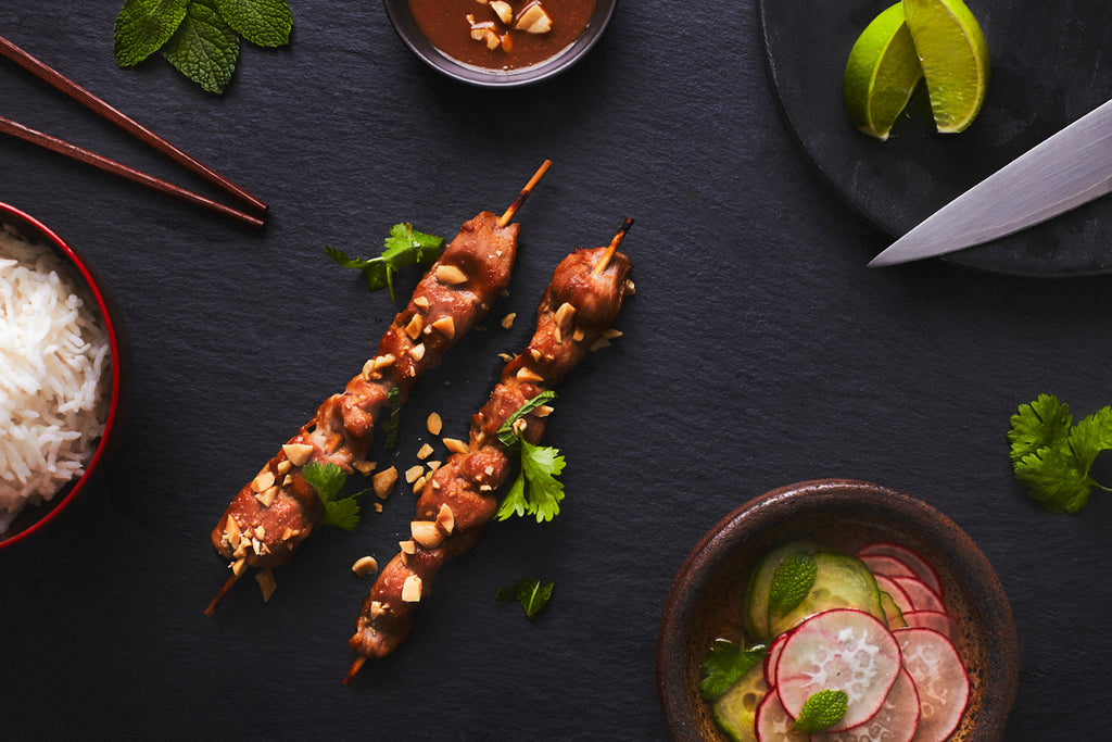 Satays de porc, concombre, radis, coriandre, arachides marinés au sirop d’érable La Mirablière