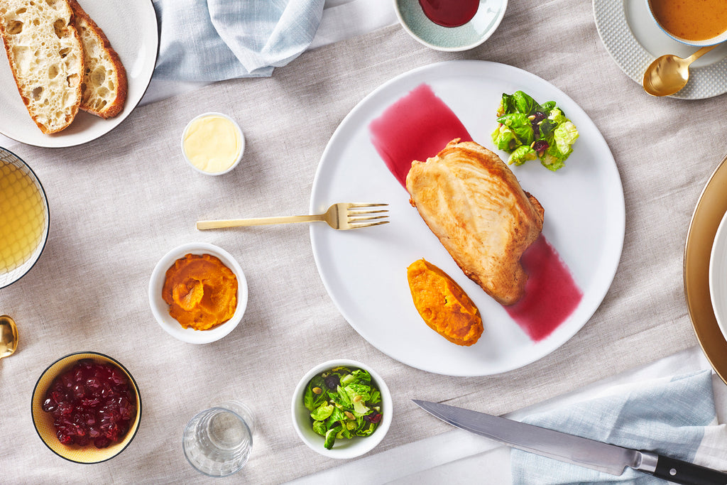 Suprême de dindon cuit doucement, crème, Sirop d’érable La Mirablière purée de courge musquée, choux de Bruxelles, coulis canneberges