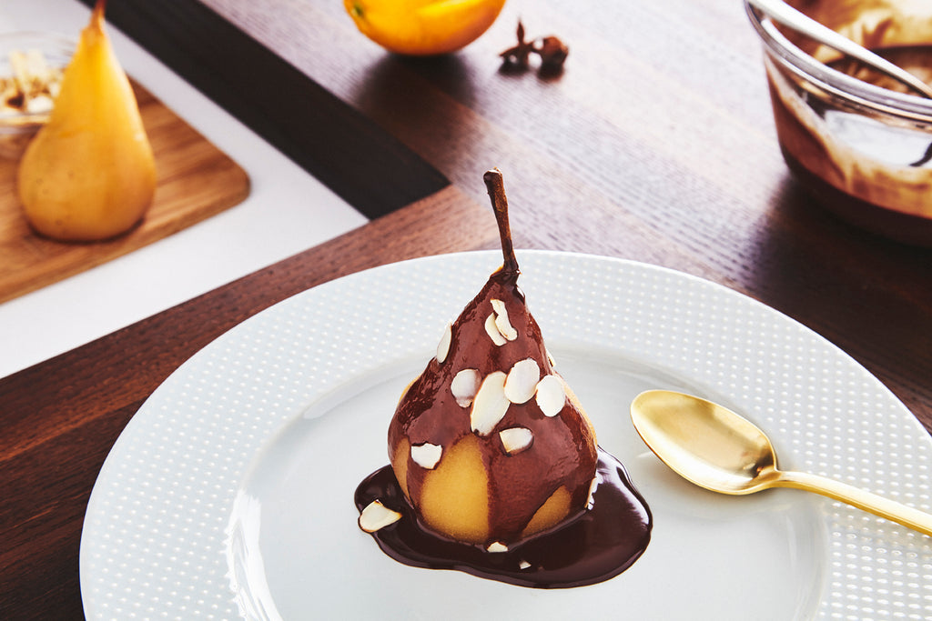 Poire pochée et sauce chocolat au Sirop d’érable La Mirablière